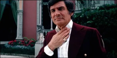 Quel métier exerce Gene Bradley lorsqu'il n'est pas agent gouvernemental dans "L'Aventurier" ?