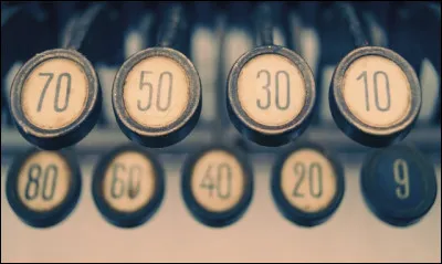 Ajoute tous les numéros que tu vois sur cette image. Tu obtiendras plusieurs chiffres. Prends-les séparément et ajoute-les. Réitère l'opération si nécessaire. Quel est le résultat ?