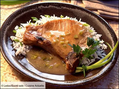 Côte de porc : quand elle est cuisinée dans une sauce à base de moutarde, vin blanc, et cornichons, quel nom prend-elle ?