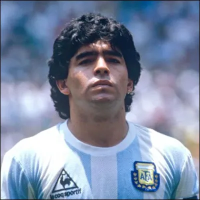 Sport : Quelle partie du corps de l'Argentin Diego Maradona a &eacute;t&eacute; qualifi&eacute;e "de Dieu" ?