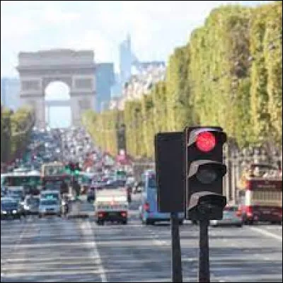 Tu as enfin trouvé tes clés. Tu prends ta voiture pour aller jusqu'à la gare et prendre ton train. Mais le feu est rouge depuis très longtemps. Quelle est ta réaction ?