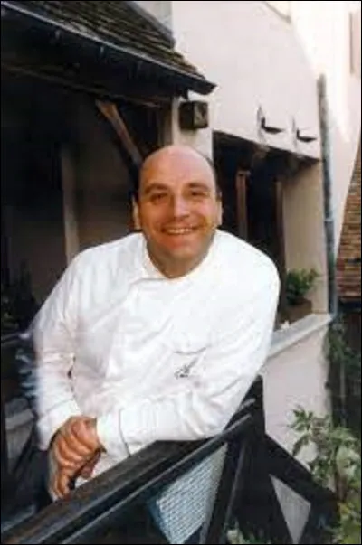 Le 24 février 2003, est retrouvé chez lui le corps du chef cuisinier Bernard Loiseau qui s'est donné la mort avec son fusil de chasse dans sa demeure de Saulieu (Côte-d'Or). Restée inexpliqué, la raison de son suicide serait une critique gastronomique de François Simon dans le Figaro, ou plus probablement une rétrogradation de 19/20 à 17/20 de son restaurant par un guide gastronomique. Lequel ?