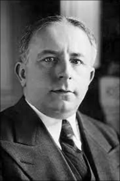 Alors qu'il est ministre de l'Intérieur du gouvernement Blum, l'homme politique Roger Salengro se suicide au gaz le 17 novembre 1936. Né le 30 mai 1890, il fut, durant sa carrière, député de 1928 à 1936 et maire d'une ville de France durant un peu plus de 11 ans. Laquelle ?