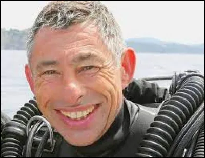 ''Au nom des requins'' est livre de François Sarano. De quel explorateur océanographique a t-il été le chef d'expédition et ancien conseiller scientifique ?