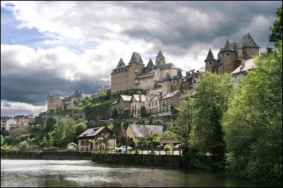 Corrèze : on va faire une halte pour y manger une spécialité ! Il s'agit d'une galette de pommes de terre rapées :