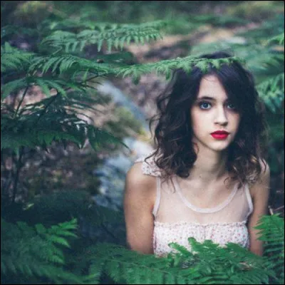 A quelle chanteuse doit-on le single "Tombeau" en 2022 ?