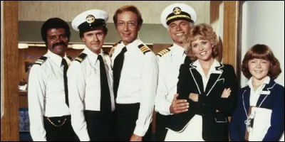 Quel est le nom du paquebot sur lequel travaille l'équipage dans "La Croisière s'amuse" ?