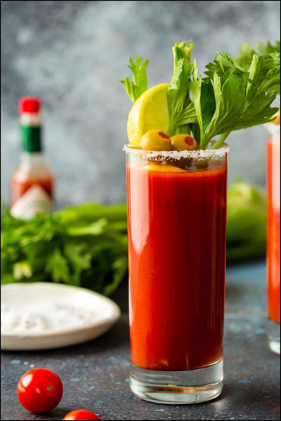 Quel alcool entre dans la composition du Bloody Mary traditionnel, cocktail à base de jus de tomates ?