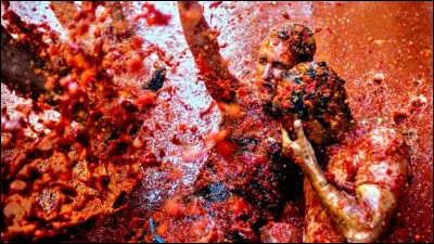 Quel président du Conseil de la IVe République a reçu des tomates lors d'un voyage en Algérie le 06 février 1956 ?