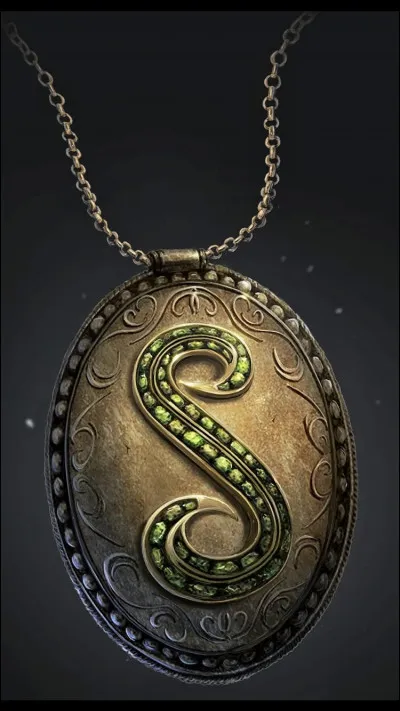 Où Harry a-t-il pour la première fois tenu le médaillon de Slytherin entre ses mains ?