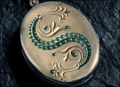 Le faux médaillon ressemble-t-il au vrai ? (Celui que R.A.B a échangé)