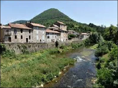 Nous terminons notre balade en Occitanie, à Versols-et-Lapeyre. Village de l'arrondissement de Millau, il se situe dans le département ...