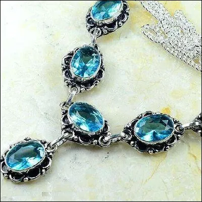 Collier : avec quelles pierres ce collier a-t-il &eacute;t&eacute; cr&eacute;&eacute; ?