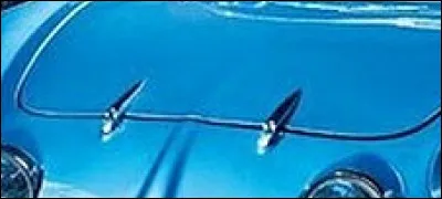 Quelle est cette auto sportive des années 70 qui utilise des charnières profilées pour son capot avant ?