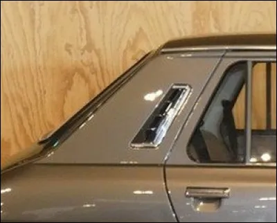 Je suis une aération arrière montée sur une petite berline avec hayon des années 70. Que suis-je ?