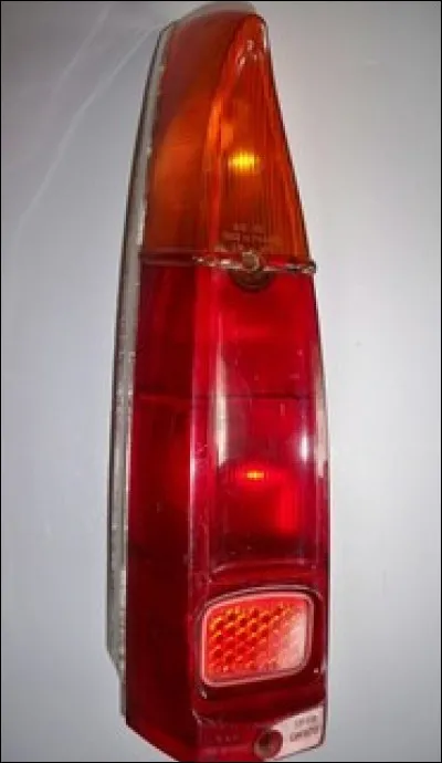 Mon feu arrière en forme de fuseau est assez célèbre et j'équipe le break de ce modèle français des années 60. Lequel ?