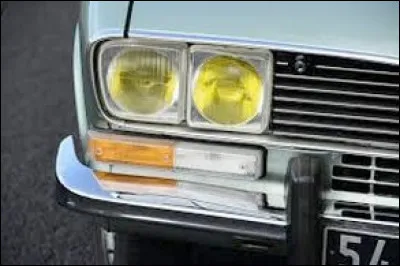 Mes doubles optiques avant permettent de m'identifier rapidement sur la route dans les années 70. Que suis-je ?