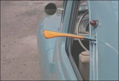 Je suis une berline des années 50 et mon clignotant rétractable est pour le moins original. Que suis-je ?
