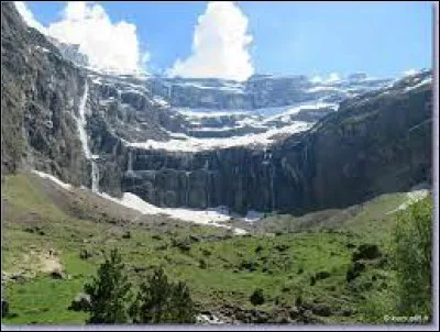 La grande cascade de Gavarnie se situe-t-elle dans les Alpes françaises ?