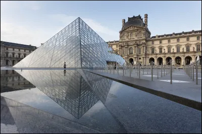 Quelle est la hauteur de la Pyramide du Louvre ?