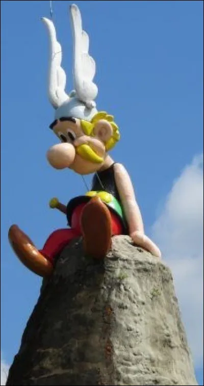 Dans quelle attraction du Parc Astérix le regretté Roger Carel prête-t-il sa voix à son rôle attitré depuis 47 ans ? (1)