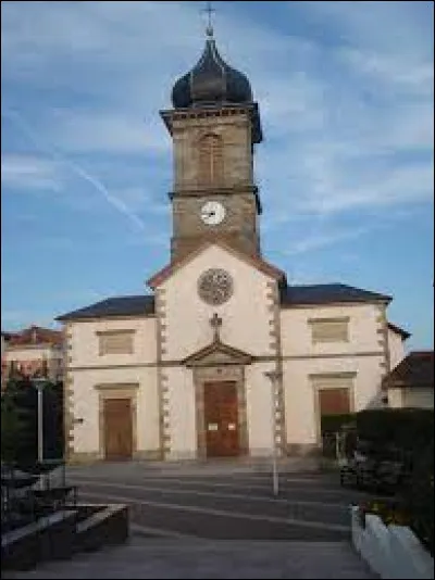Vous avez sur cette image l'église Saint-Abdon-et-Sennen, à Golbey. Ville de l'agglomération Spinalienne, sur la rive gauche de la Moselle, elle se situe dans le département ...