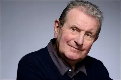 Quel écrivain, auteur du "Pull-over rouge" a écrit "Notre ami le roi" en 1990, dénonçant le régime d'Hassan II, alors roi du Maroc ?