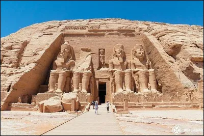 Sous le règne de quel pharaon les temples d'Abou-Simbel ont-ils été construits ?