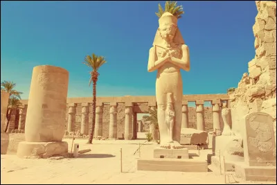 Combien de colonnes y a-t-il dans le temple de Karnak en Egypte  ?