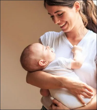 Ton enfant de 4 ans tape des pieds. Que fais-tu ?