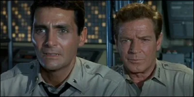 Quel est le nom du sous-marin nucléaire expérimental dans "Voyage au fond des mers" ?