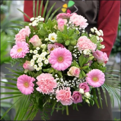 Tu reçois des fleurs devant ta porte avec un numéro de téléphone...