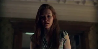 Épisode 8 - Quel objet Nina met-elle en premier dans l'armoire à réparer ?