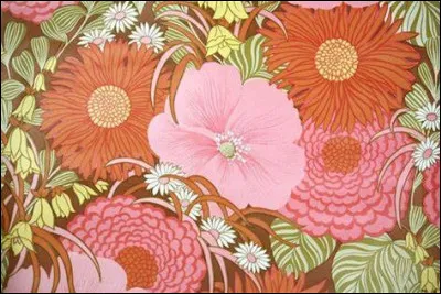 De quoi le beau bateau dansant sur les vagues est-il ivre ?