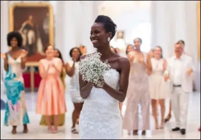 Il est aussi coutume que la mariée jette son bouquet. Que dit-on de la personne qui l'attrape ?