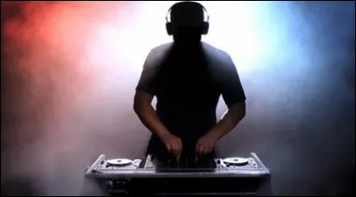 Combien de temps à l'avance faut-il s'y prendre pour réserver la salle des fêtes accueillant le mariage ?