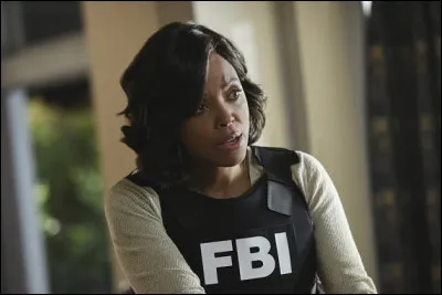 Où la famille de Tara Lewis est-elle partie vivre quand elle était jeune ?