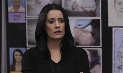 Après un mauvais rendez-vous, Emily Prentiss admet à Derek Morgan qu'elle est