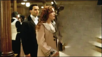 Qui est le personnage flouté sur cette image ?