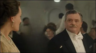 Qui est le personnage flouté sur cette image ?