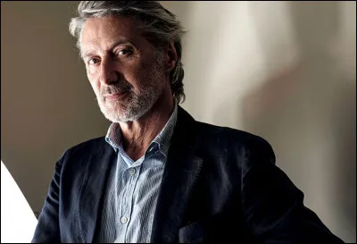 Qui est ce présentateur de l'émission radiophonique ''Popopop'' dont le sujet est la pop culture ?