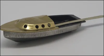 Que est le nom de ce petit bateau jouet propulsé par un moteur à vapeur rudimentaire, chauffé par une bougie ?