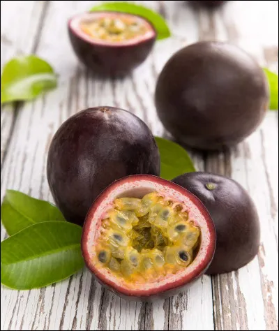 Le fruit de la passion, ce fruit d'origine sudaméricaine, a un arôme...