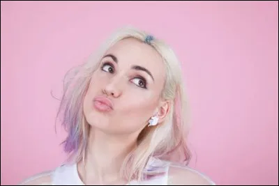 Qui est cette youtubeuse ?