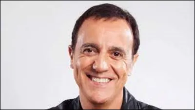 Télévision : 
Né à Saint-Mandé (Val de Marne) le 19 octobre 1956, Thierry Beccaro est un animateur télévisuel, et acteur de cinéma et théâtre. Présentant des émissions tels que ''Matin Bonheur'' sur Antenne 2 de 1987 à 1990, il anime le jeu "Motus" sur la même chaîne. Pendant combien d'années ce jeu sera-t-il diffusé ?