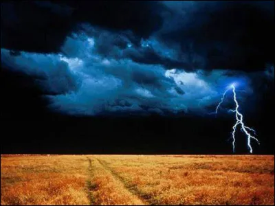 Dans la nouvelle "L'Orage" de Romain Gary, où le protagoniste avait-il conservé la photo de la femme désirée ?