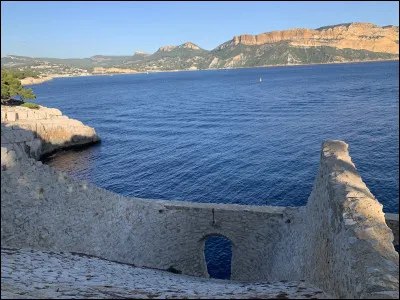 Comment appelait-on les couloirs de pierre qui permettent de charger le calcaire sur les bateaux ?