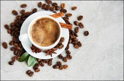 Dans laquelle de ces villes toutes les maisons à café ont-elles été fermées à la fin du XIXe siècle puisqu'elles étaient le lieu de réunion des mécontents du pouvoir ?