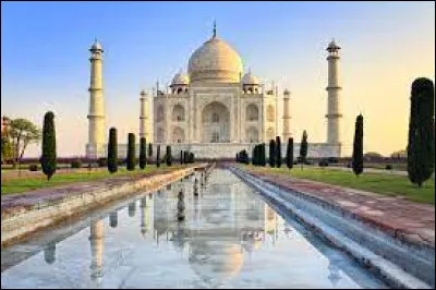 Monument : Laquelle de ces informations concernant le Taj Mahal est fausse ?