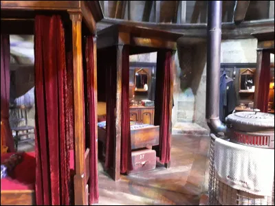 Puis nous arrivons dans les dortoirs de Gryffondor.
À qui est le lit au centre de l'image ?